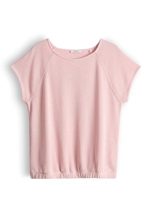 Lichtroze gebreide top met korte mouwen, ronde hals en elastische zoom, plat gelegd op een witte achtergrond.