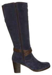 Bota de ante azul marino hasta la rodilla con cremallera lateral, tira de cuero marrón como acento y un tacón grueso. Textura suave y detalles de diseño sencillos.