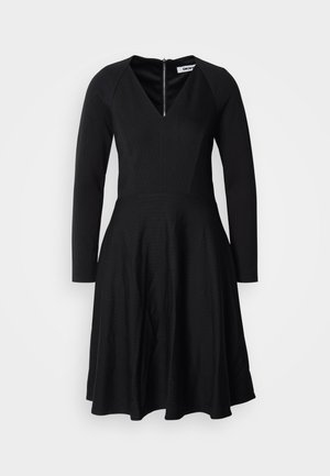 Juoda suknelė su ilgomis rankovėmis, V formos iškirpte, aptemptu liemeniu, platėjančia sijono dalimi, tekstūruota medžiaga su vertikaliomis juostomis ir užtrauktuku nugarinėje dalyje.