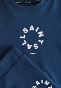 Tengerészkék pulóver és melegítőnadrág fehér kerek "ALLSAINTS" felirattal és kis "LONDON" felirattal a pulóver elején.