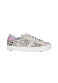 Glitrende sølv sneakers med en lys grå ruskindsoverdel, hvid gummisål og lyserød læderdetalje ved hælen. Snørebånd og minimalistisk design.
