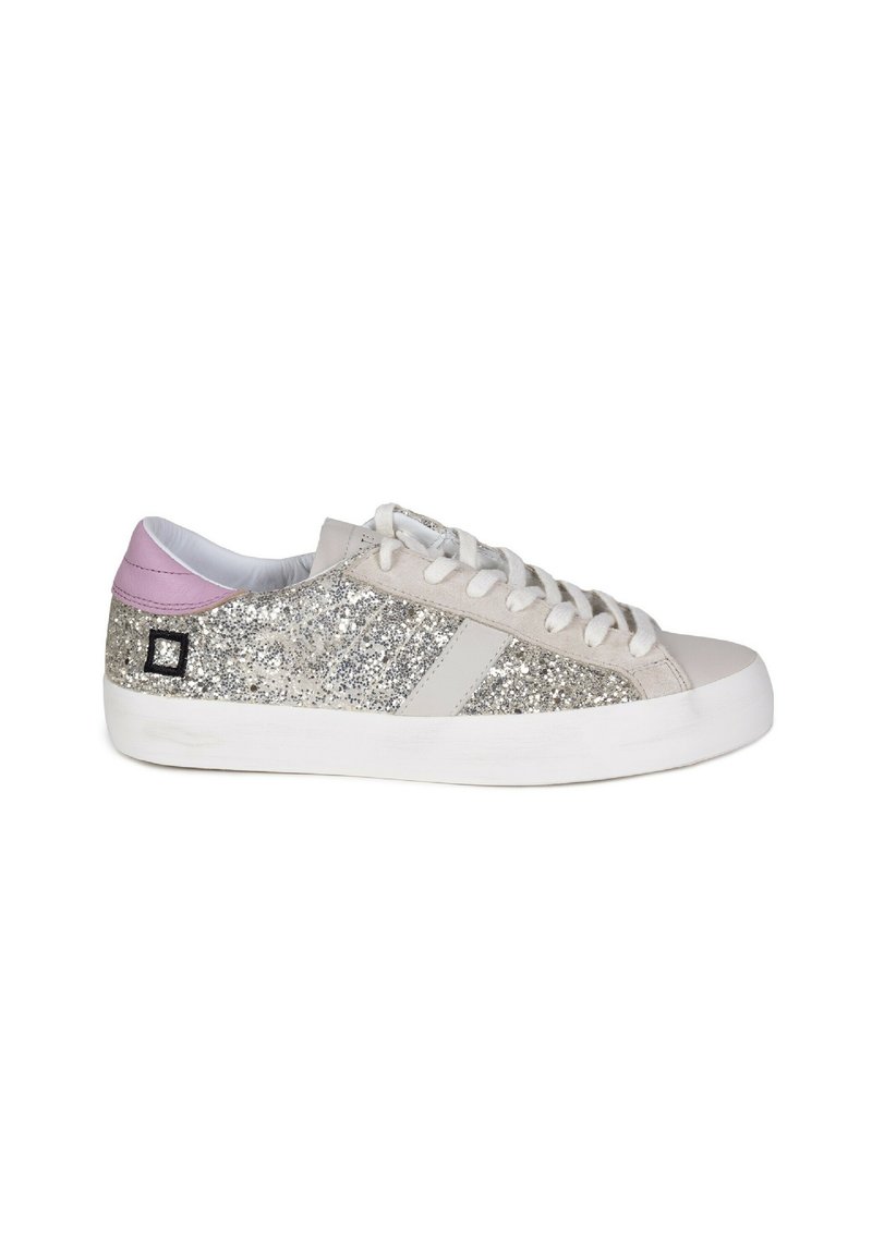 Glitrende sølv sneakers med en lys grå ruskindsoverdel, hvid gummisål og lyserød læderdetalje ved hælen. Snørebånd og minimalistisk design.