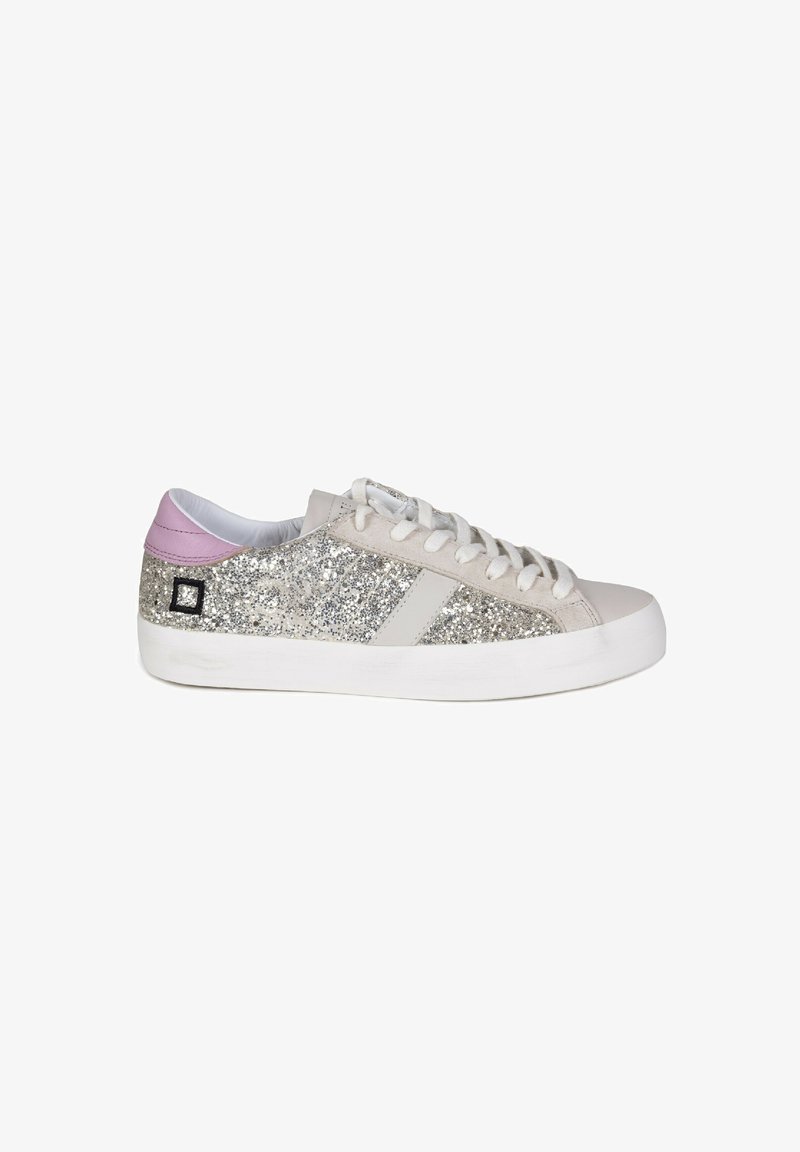 Sneaker scintillanti silver con tomaia in camoscio grigio chiaro, suola in gomma bianca e accento in pelle rosa sul tallone. Lacci e design minimalista.