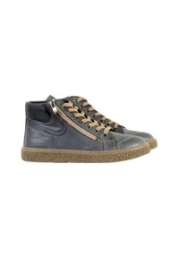 Zapatillas altas de cuero gris con suela de goma texturizada, cordones marrones en contraste y detalle de cremallera lateral. Acabado liso con punta redonda.