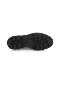 Schwarze Gummisohle mit einem strukturierten Profil und multidirektionalen Stollen für bessere Bodenhaftung sowie einem flachen Design für Stabilität.