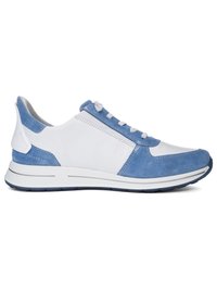 Weißer und blauer Sneaker mit niedrigem Schaft, Schnürverschluss, Wildleder- und Lederpaneelen sowie Gummisohle, seitlich auf weißem Hintergrund abgebildet.