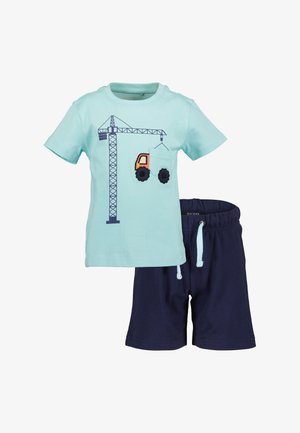 Lichtblauwe katoenen T-shirt met een afbeelding van een kraan en een vrachtwagen, in combinatie met marineblauwe shorts met een elastische tailleband en trekkoord.