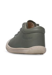 Zelená kožená bota s texturovanou podrážkou, kulatou špičkou a měkkou podporou kotníku. Obsahuje šněrování a minimalistické branding.