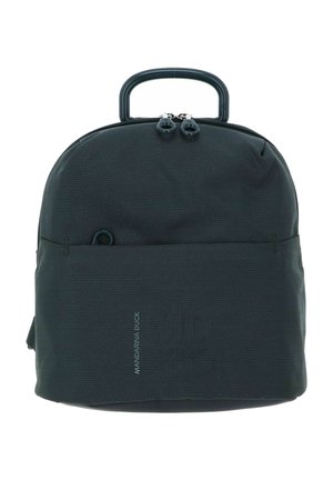 Sac à dos en tissu texturé vert foncé, de forme arrondie, avec une poignée supérieure, deux zips et un accent de marque discret.