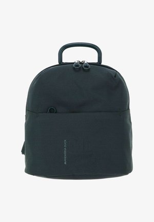Zaino in tessuto testurizzato verde scuro con una forma arrotondata, manico superiore, doppi zip e un sottile accento di branding.