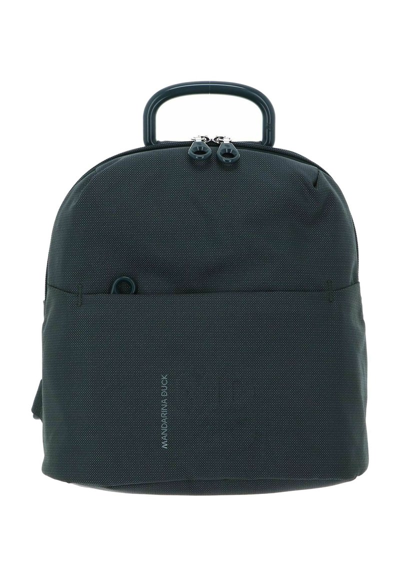 Zaino in tessuto testurizzato verde scuro con una forma arrotondata, manico superiore, doppi zip e un sottile accento di branding.