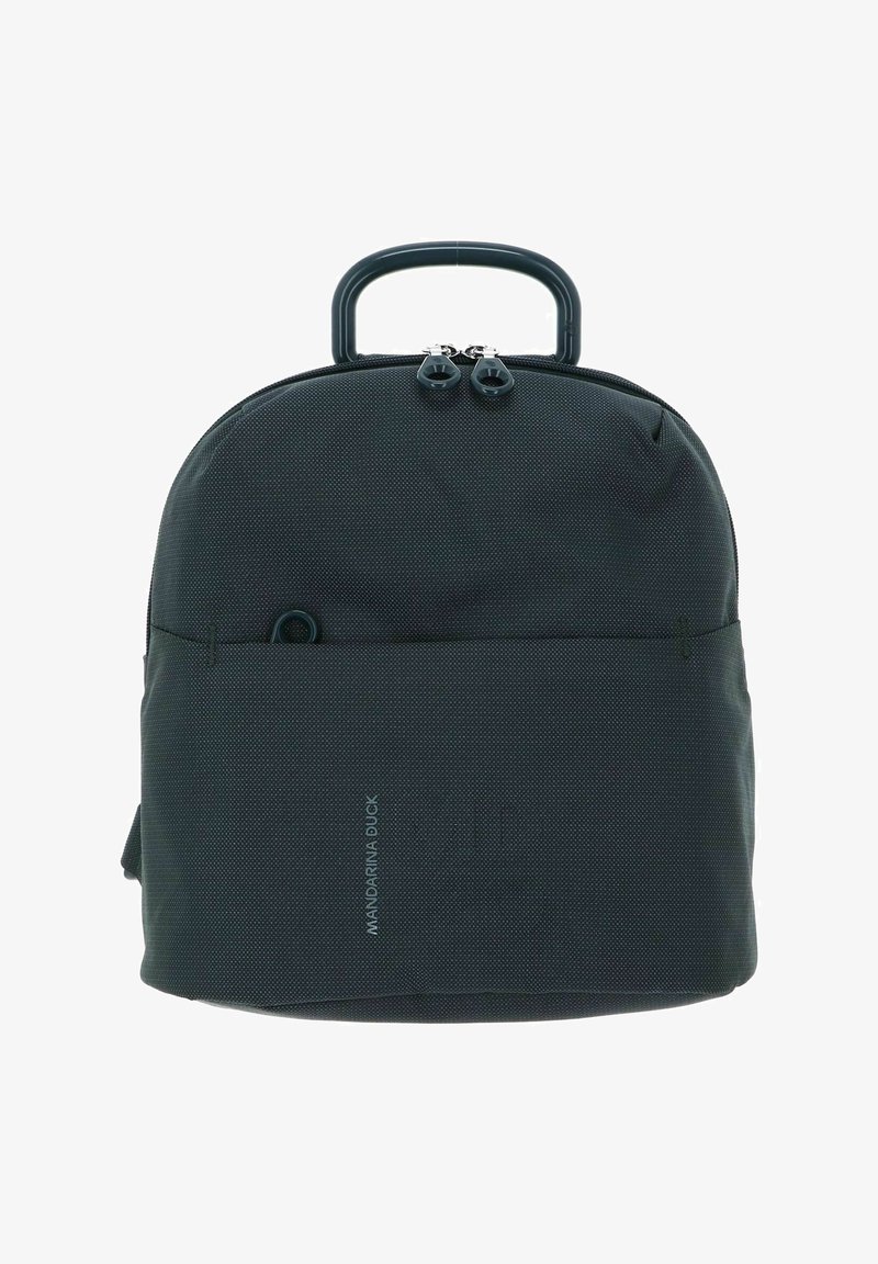 Zaino in tessuto testurizzato verde scuro con una forma arrotondata, manico superiore, doppi zip e un sottile accento di branding.