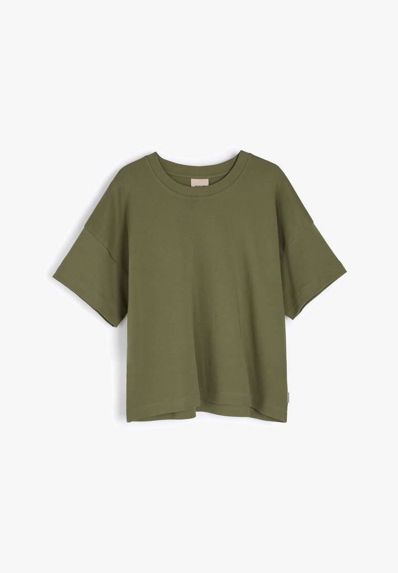 Przesadnie duża koszulka z krótkim rękawem w oliwkowym kolorze wykonana z bawełny. Posiada okrągły dekolt oraz boczną metkę. Miękka, gładka tekstura.