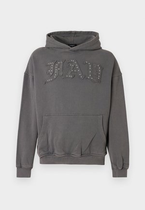 Sudadera con capucha de color gris oscuro con bolsillo delantero y texto decorativo de estilo gótico "FAVE" en el pecho.