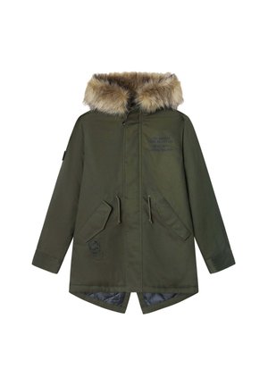 Olivgrüne Parka mit Kunstfellkapuze, zwei Fronttaschen, Reißverschluss und bedrucktem Branding-Detail auf dem Stoff. Glatte Innenauskleidung.