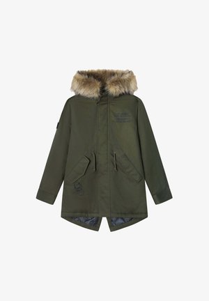 Parka verde oliva con cappuccio in pelliccia finta, due tasche frontali, chiusura con zip e dettaglio di branding stampato sul tessuto. Fodera interna liscia.