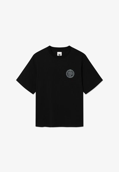 Μαύρο βαμβακερό t-shirt με κοντά μανίκια, με κυκλικό γραφικό και έμβλημα στην αριστερή πλευρά του στήθους. Κλασικός σχεδιασμός με στρογγυλή λαιμόκοψη.