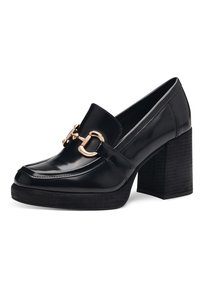 Mocassin en cuir verni noir avec un large talon block et un détail de mors en métal doré à l'avant.