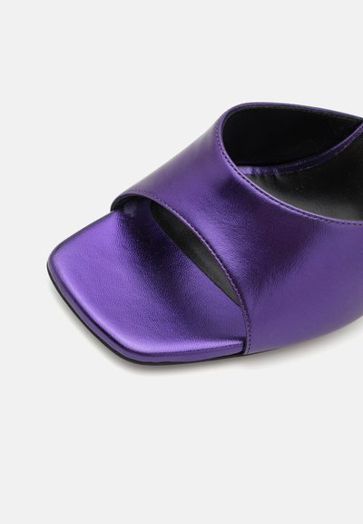 SI ROSSI Sandaalit nilkkaremmillä - purple