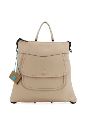 Borsa a mano in pelle beige texturizzata con tasca frontale con pattina, manico superiore, chiusura con cerniera e una piccola etichetta attaccata con cordoncino blu e bottone.