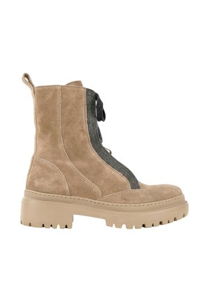 Botte de combat en daim beige avec une semelle épaisse en caoutchouc beige et des lacets noirs, vue de profil sur fond blanc.
