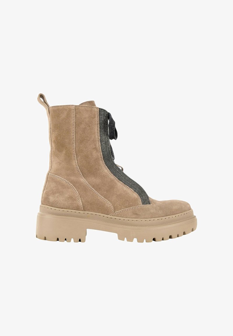 Botte de combat en daim beige avec une semelle épaisse en caoutchouc beige et des lacets noirs, vue de profil sur fond blanc.