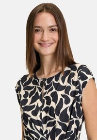 Cartoon MIT RAFFUNG
 - Jerseykleid - weiß schwarz