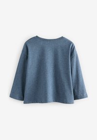 Blauwe lange mouwen top met een ronde halslijn, gemaakt van zachte stof. Heeft een verlaagde schouderlijn en een relaxte, iets cropped silhouet.