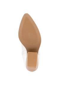 Zapato de tacón blanco con puntera afilada, suela de goma y tacón cuadrado texturizado. Material superior suave con detalles de costura mínimos.