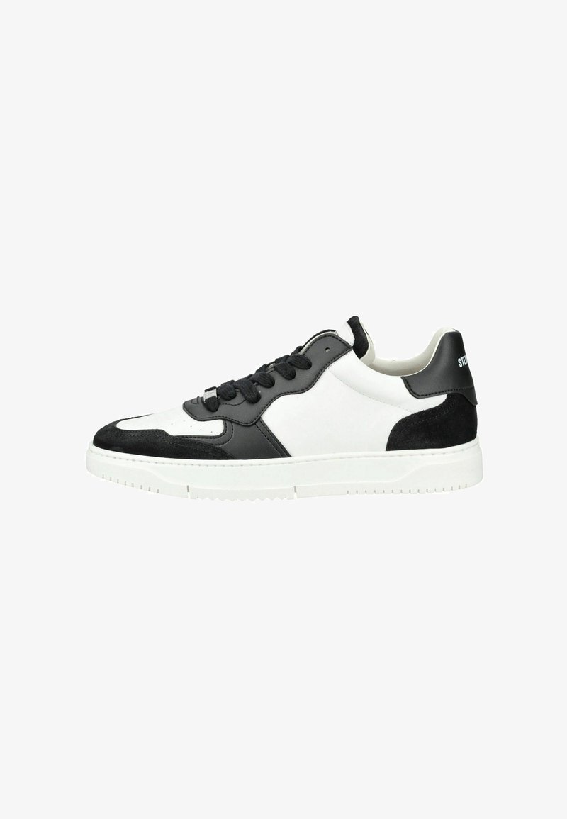 Niedriger Sneaker aus weißem Leder mit schwarzen Wildleder- und Lederakzenten, schwarzen Schnürsenkeln und einer weißen Gummisohle.