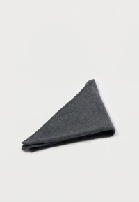 Σκούρο γκρι τριγωνικό ύφασμα διπλωμένο επίπεδο σε λευκό φόντο.