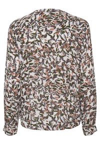 Blusa a maniche lunghe in tessuto leggero con sfondo bianco. Presenta un motivo di foglie colorate nei toni del verde, del bordeaux e del blu.