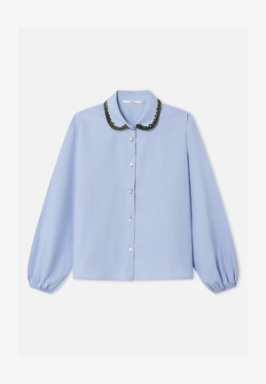 Hellblaues Langarmhemd mit abgerundetem Kragen und dunkelgrünen Details, Knopfleiste vorne und leicht aufgepufften Ärmeln.