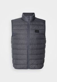 Szara kamizelka puchowa z wysokim kołnierzem, przednim zamkiem błyskawicznym i przeszywanym poziomym wzorem. Z czarnym logo na lewej piersi.