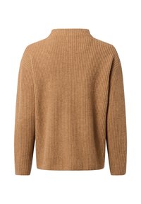 Bruine gebreide trui met een getextureerd ribpatroon, hoge halslijn en losse pasvorm. Lange mouwen en effen kleur zonder versieringen.