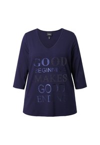 Marineblaues T-Shirt mit V-Ausschnitt, 3/4-Ärmeln und einem Grafikdruck, der die Worte "GUTER BEGINN MACHT GUTES ENDE" in verschiedenen Texturen zeigt.