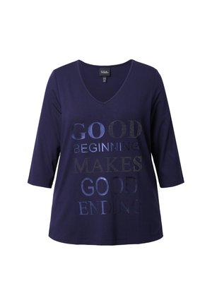 Camiseta azul marino con escote en V, mangas de 3/4 y un estampado gráfico que presenta las palabras "UN BUEN COMIENZO HACE UN BUEN FINAL" en diferentes texturas.