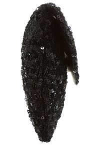 Pochette noire à sequins avec un design pointu, présentant une surface texturée et une fermeture élégante. Les sequins reflètent la lumière avec des motifs variés.