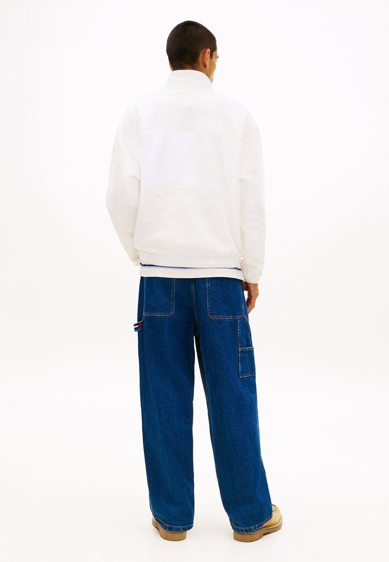Tommy Jeans BACK LOGO RELAXED POLAR FLEECE SWEATSHIRT - Fleecová mikina - ancient white