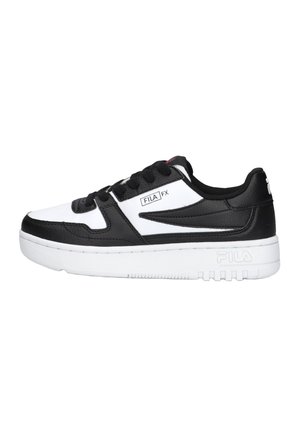 Low-top zwart-witte FILA FX sneaker met zwarte veters, witte zool en merkembleem aan de zijkant en hiel.