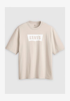 Béžové tričko s krátkým rukávem vyrobené z bavlny, s bílým logem "LEVI'S" v klasickém tvaru na přední straně. Jednoduchý, nezdobený design.