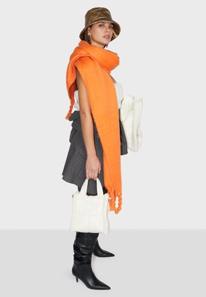 LOLA CASADEMUNT Bufanda - orange