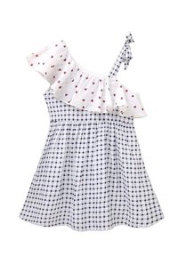 Abito check bianco e blu navy con design a spalla scoperta, scollatura arricciata e piccoli cuori rossi sul tessuto superiore.