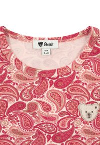 Roze kinder t-shirt met een paisleypatroon in verschillende tinten, met een textuurapplicatie van een beer aan de linkerkant van de halslijn.