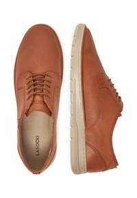 Hnědé kožené boty s perforovaným vzorem. Vybavené šněrováním vpředu a béžovou gumovou podrážkou s texturovaným povrchem.