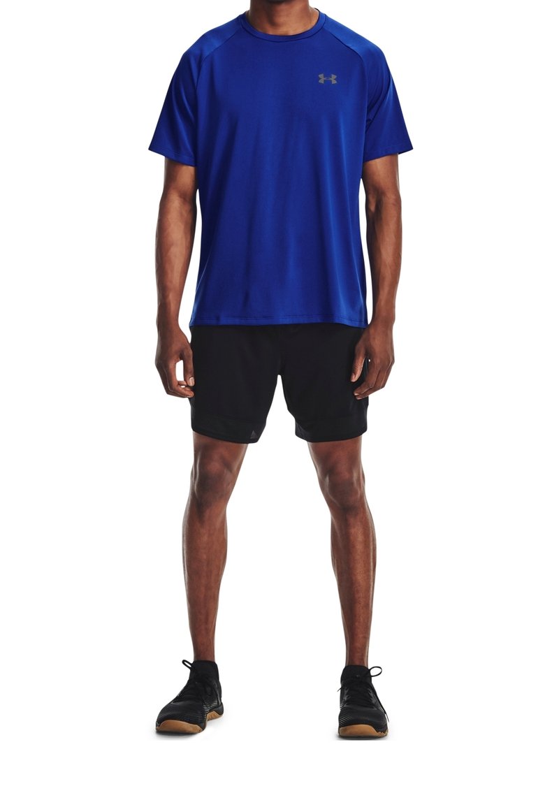 Camisa atlética de manga corta azul con pantalones cortos negros, con cuello redondo, logo sutil en el pecho y tela ligera y transpirable.