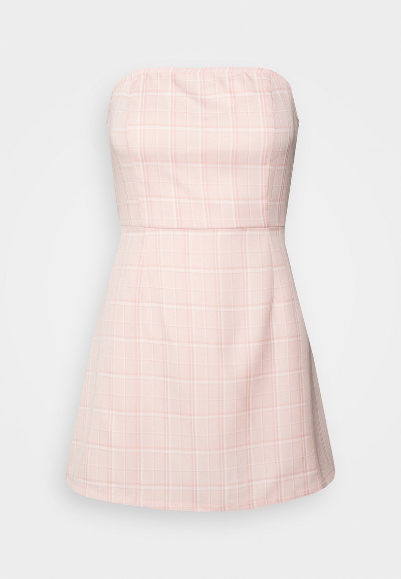 Robe mini bustier rose pâle avec un motif à carreaux blanc et rose subtil, corsage ajusté et jupe évasée.
