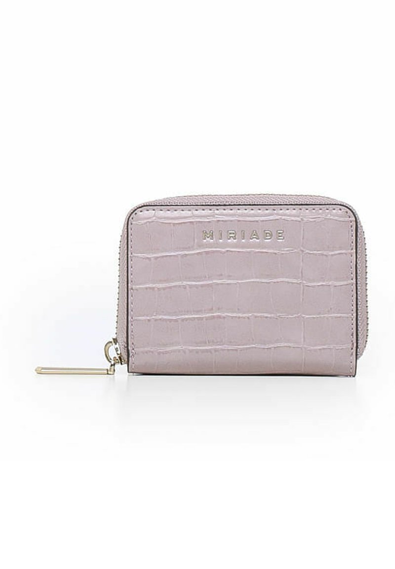 Roze krokodil-embossed portemonnee met een ritssluiting, voorzien van de merknaam "MIRIAD" debossed aan de voorkant en een gouden hardware accent.