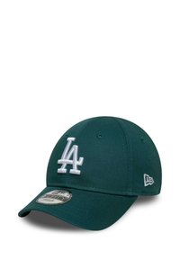 Cappellino da baseball verde scuro con un logo "LA" ricamato in bianco sulla parte anteriore, visiera curva e tessuto testurizzato. Presenta un adesivo New Era sulla visiera.