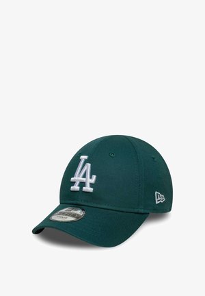 Cappellino da baseball verde scuro con un logo "LA" ricamato in bianco sulla parte anteriore, visiera curva e tessuto testurizzato. Presenta un adesivo New Era sulla visiera.